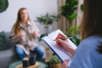Clinical Hypnosis: Applications and Benefits in Therapy