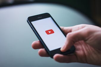 El precio oculto de mantener limpio YouTube